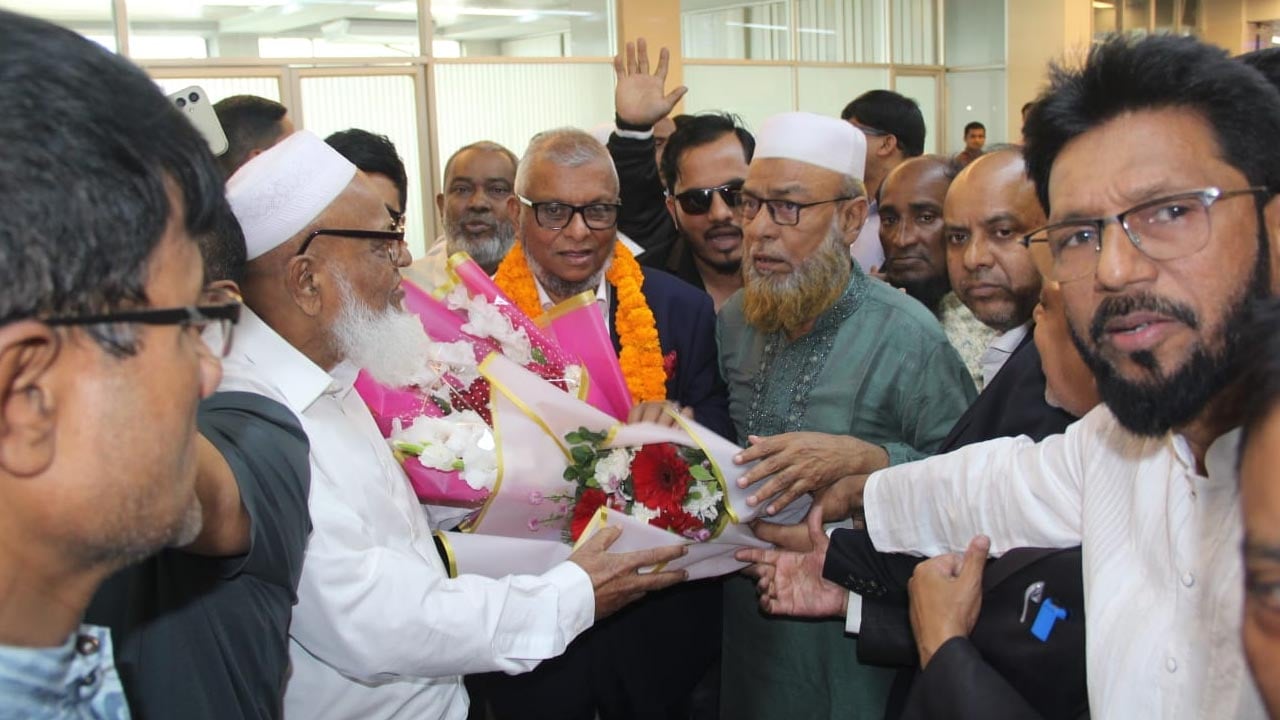 মন্ত্রী হয়ে সিলেটে ফিরেই মায়ের দোয়া নিলেন আরিফুল হক চৌধুরী