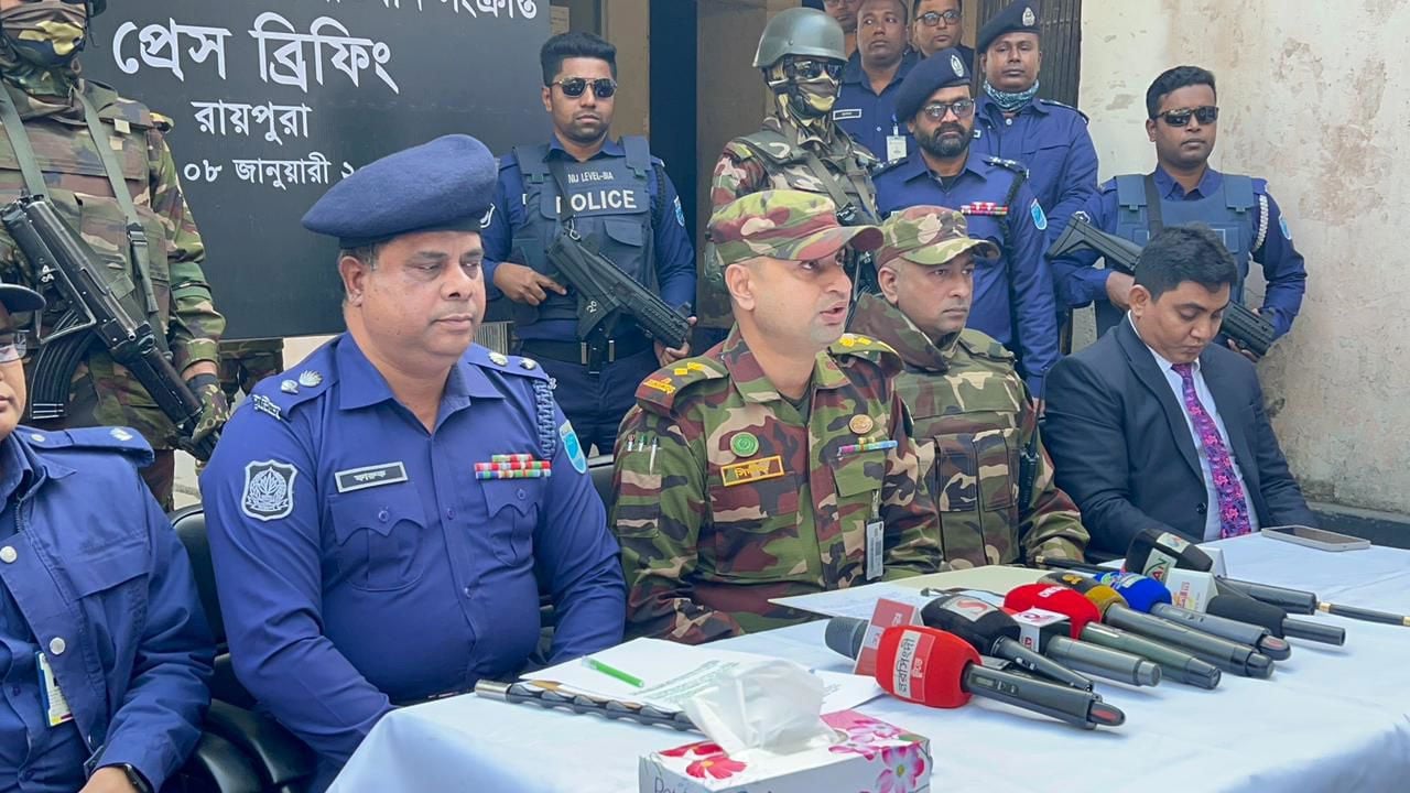 নরসিংদীতে যৌথবাহিনীর অভিযানে গ্রেপ্তার ২, অস্ত্র ও গোলাবারুদ উদ্ধার