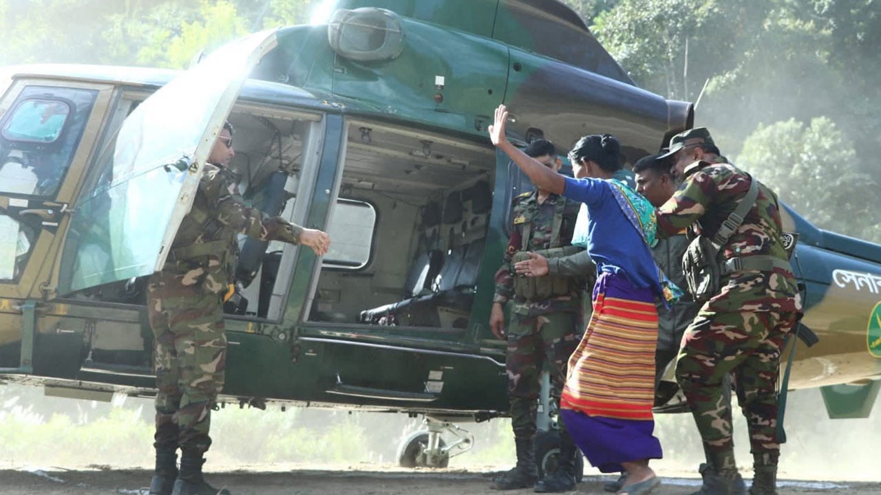 গুরুতর অসুস্থ পাহাড়ি নারীকে হেলিকপ্টারে করে সিএমএইচে নিল সেনাবাহিনী