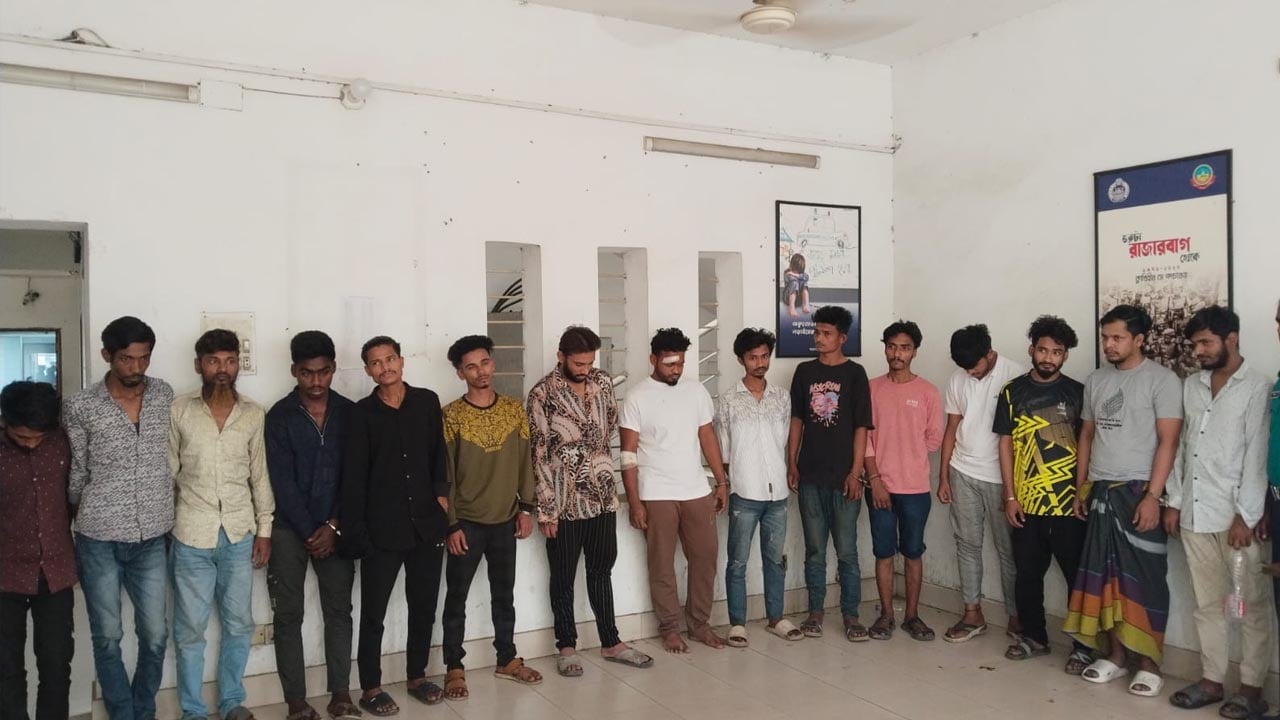 টঙ্গীর বস্তিতে পুলিশের অভিযান, গ্রেপ্তার ১৬