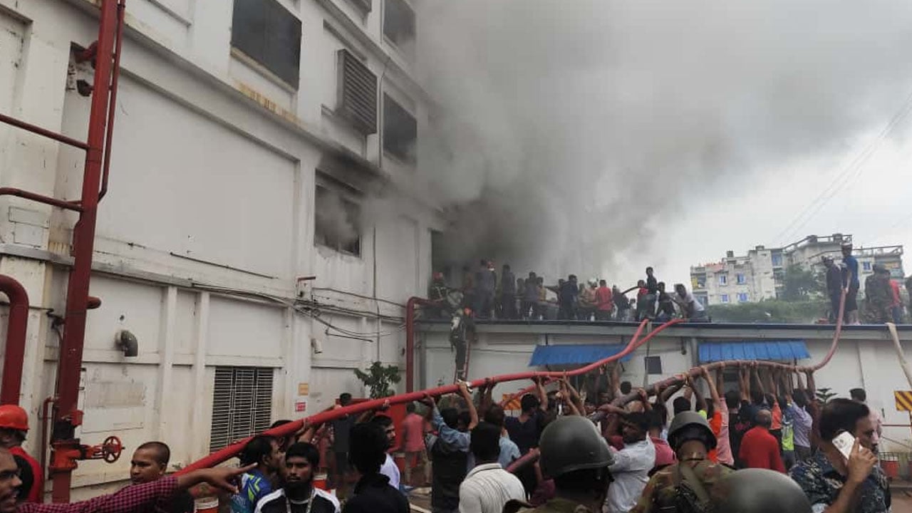 আশুলিয়ায় পোশাক কারখানায় আগুন, নিয়ন্ত্রণে ৮ ইউনিট