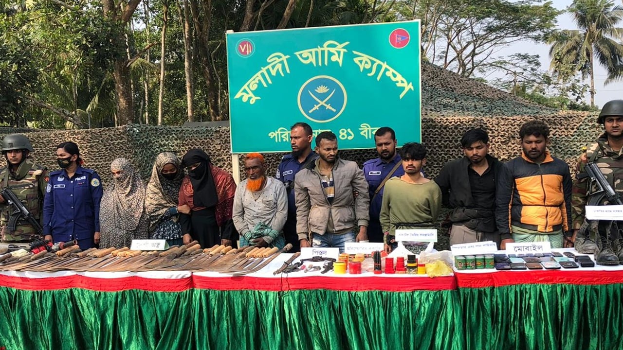 মুলাদীতে সেনা বাহিনীর অভিযানে মাদক ও অস্ত্রসহ আটক ৮