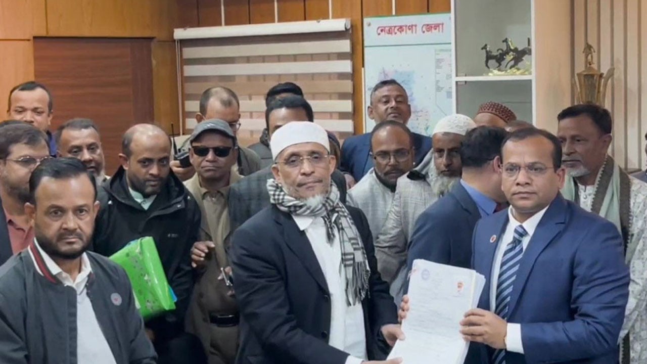 নেত্রকোনা- ৪ আসনে লুৎফুজ্জামান বাবরের মনোনয়নপত্র দাখিল