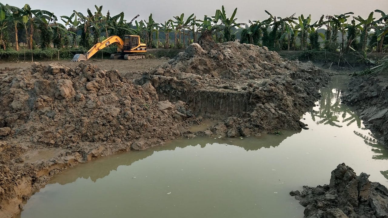 প্রশাসনের চোখের সামনেই রাতের আঁধারে অবৈধ মাটি কাটার মহোৎসব