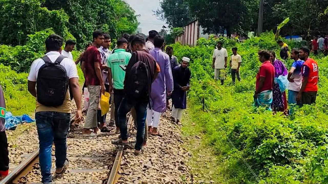 ট্রেনের ধাক্কায় প্রাণ গেল ফুচকা বিক্রেতার