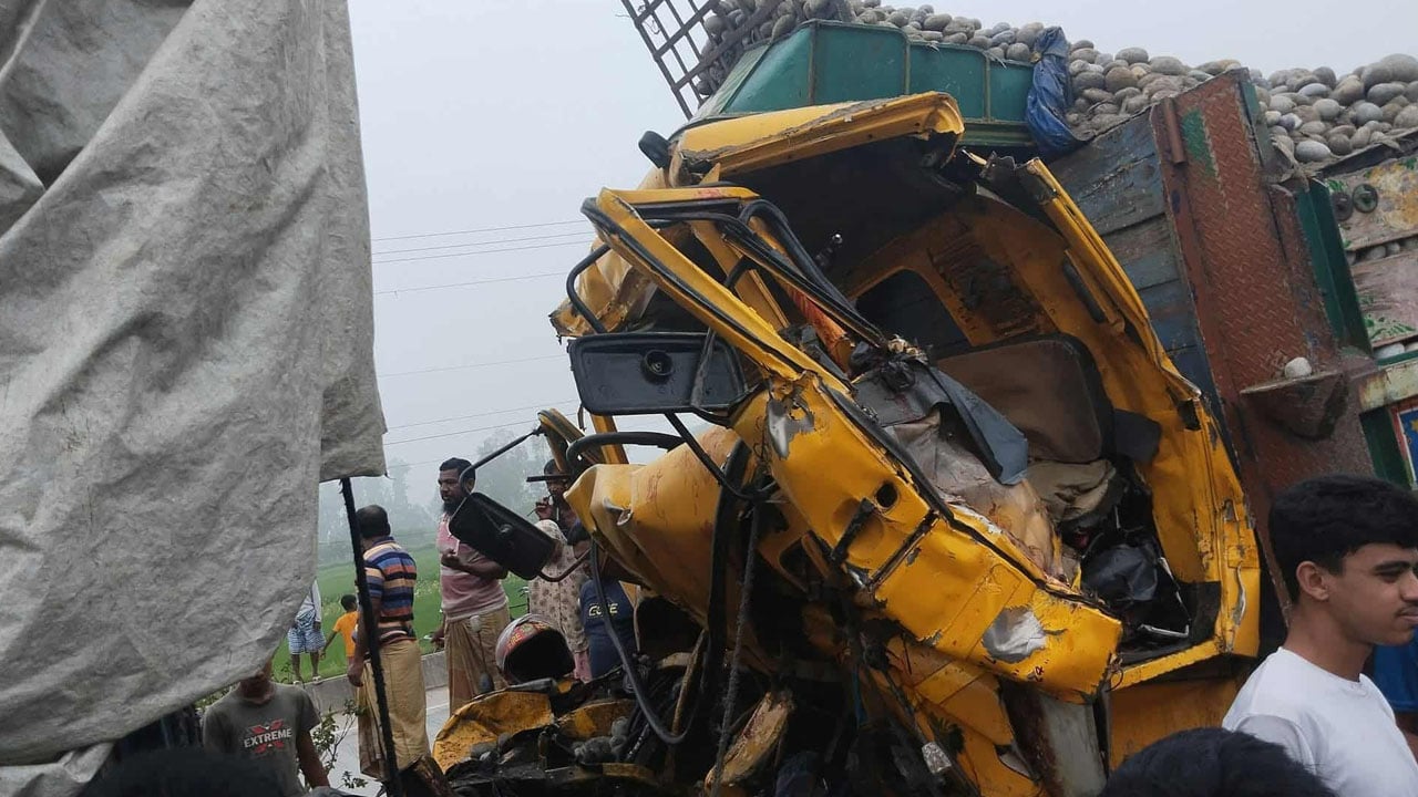 দাঁড়িয়ে থাকা ট্রাকের পেছনে আরেক ট্রাকের ধাক্কায় সহকারীসহ চালক নিহত