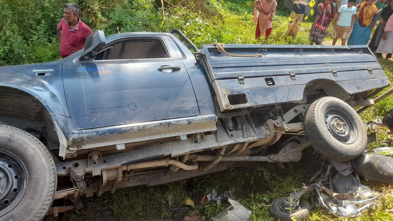 স্কুটিতে ফিরছিলেন মা-মেয়ে, পিকআপের ধাক্কায় দুজনেই নিহত
