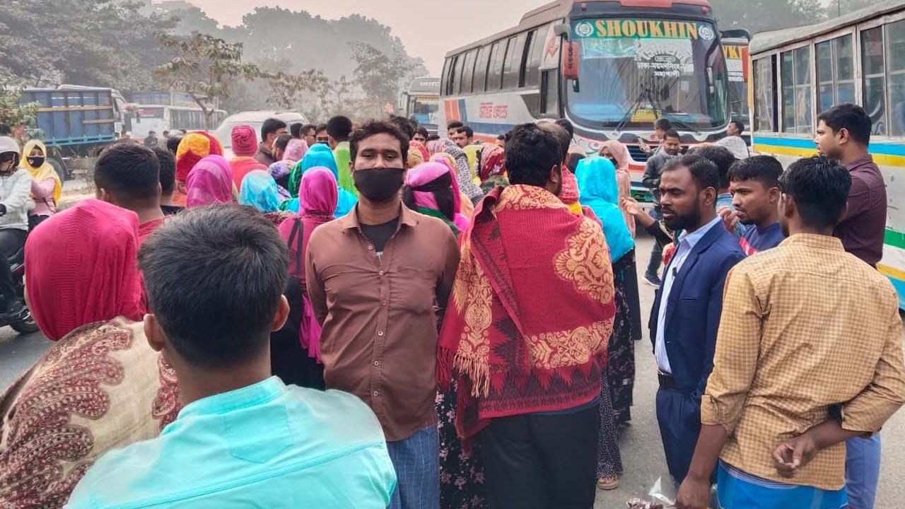 ঢাকা-ময়মনসিংহ মহাসড়ক অবরোধ করে শ্রমিকদের বিক্ষোভ