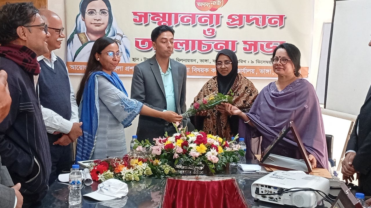 তারেক মাসুদের মাকে অদম্য নারীর সম্মাননা প্রদান