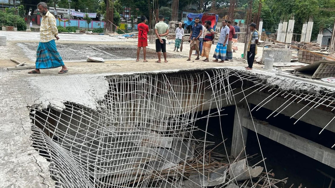 নির্মাণ শেষের আগেই ধসে পড়লো মডেল মসজিদের ছাদ