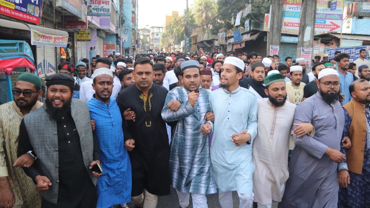 হাদির মৃত্যুতে বরিশালজুড়ে বিক্ষোভ, মহাসড়কে জুমার নামাজ আদায়