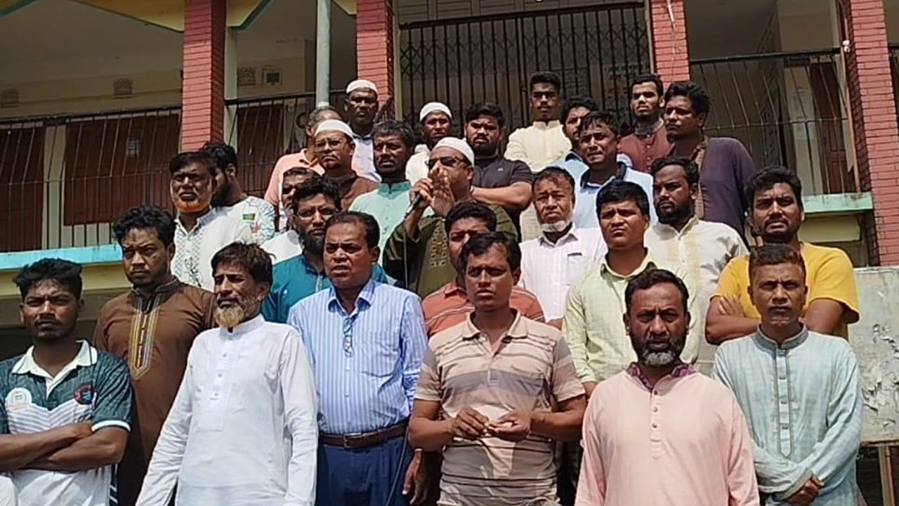 বাঁশখালীতে বিএনপি নেতার মব সন্ত্রাসের প্রতিবাদে বিক্ষোভ