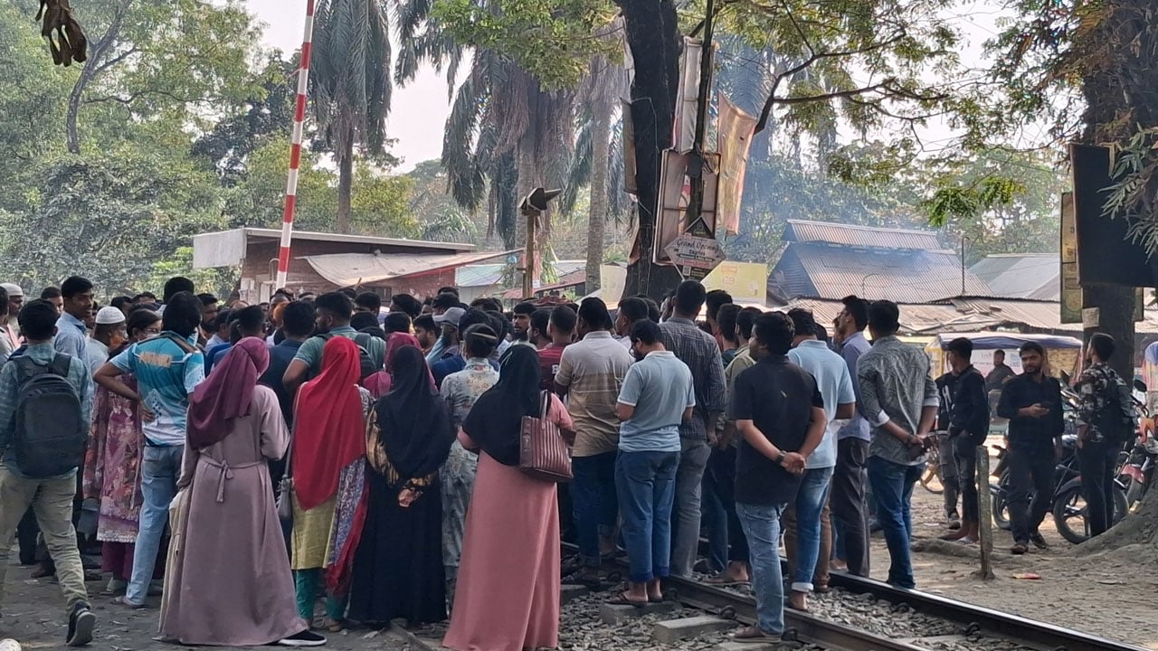 বাকৃবি শিক্ষার্থীদের অবরোধ, ঢাকা-ময়মনসিংহ ট্রেন চলাচল বন্ধ