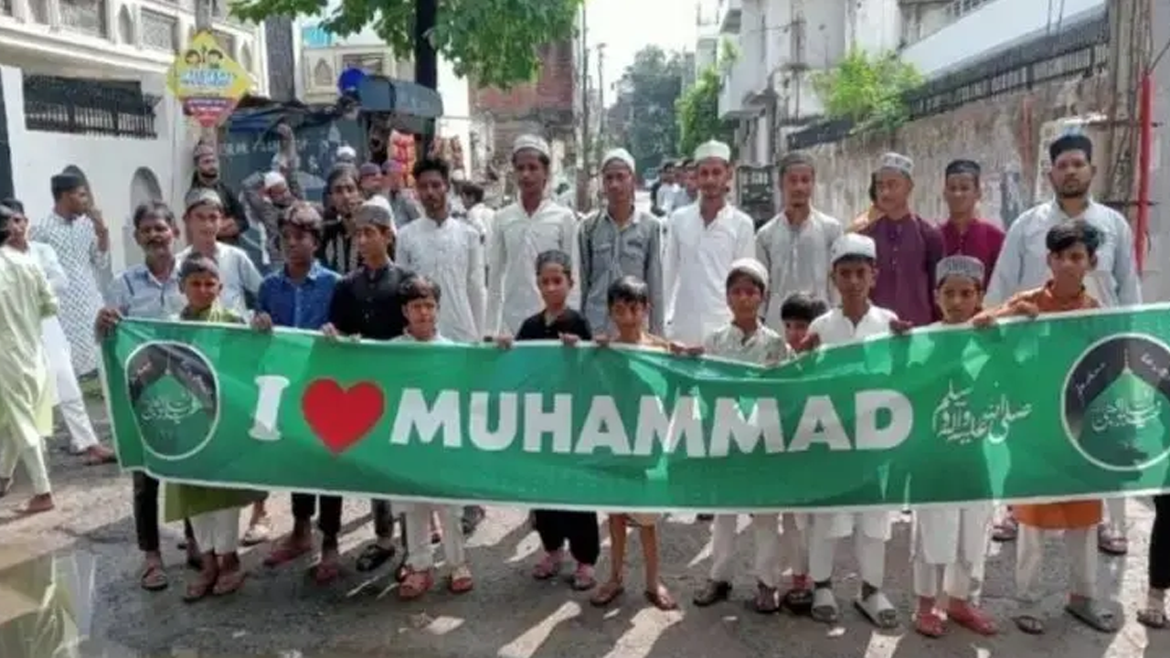 ‘আই লাভ মুহাম্মদ’ ব্যানার ঘিরে মুসলিমদের হয়রানির অভিযোগ, যা হচ্ছে ভারতে