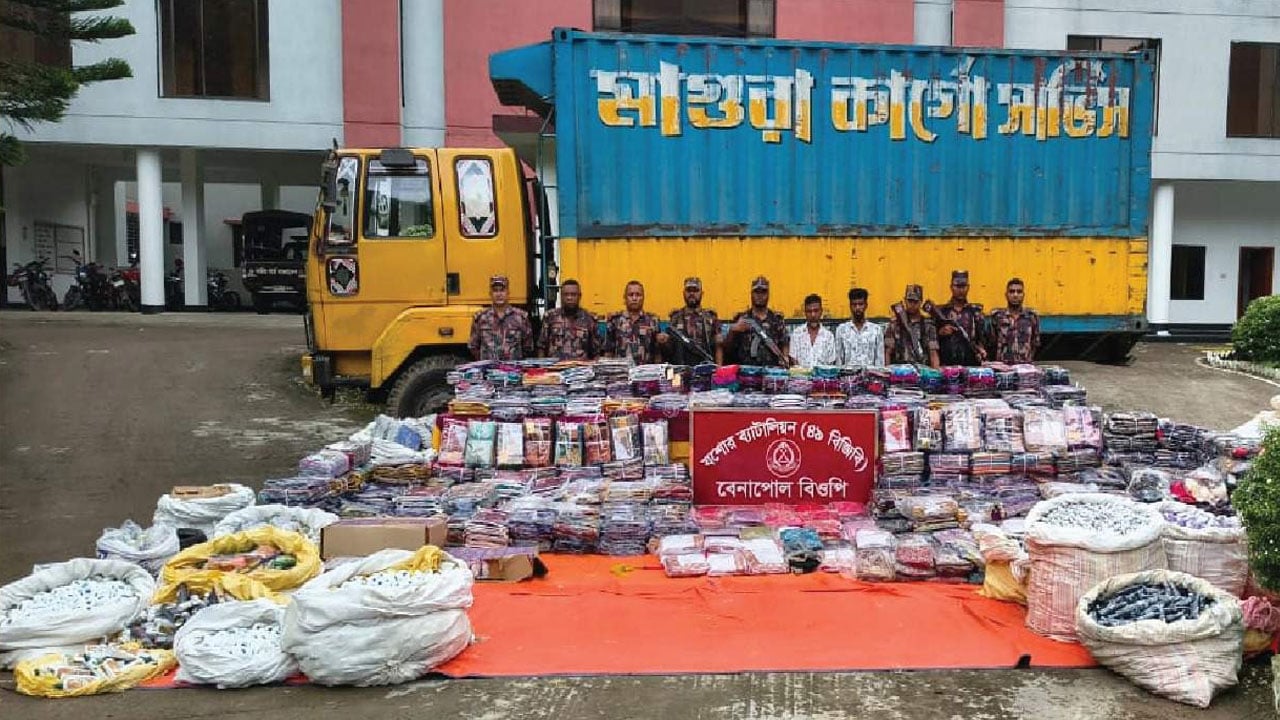 কার্গো ট্রাকসহ আড়াই কোটি টাকার ভারতীয় পণ্য জব্দ, আটক ২