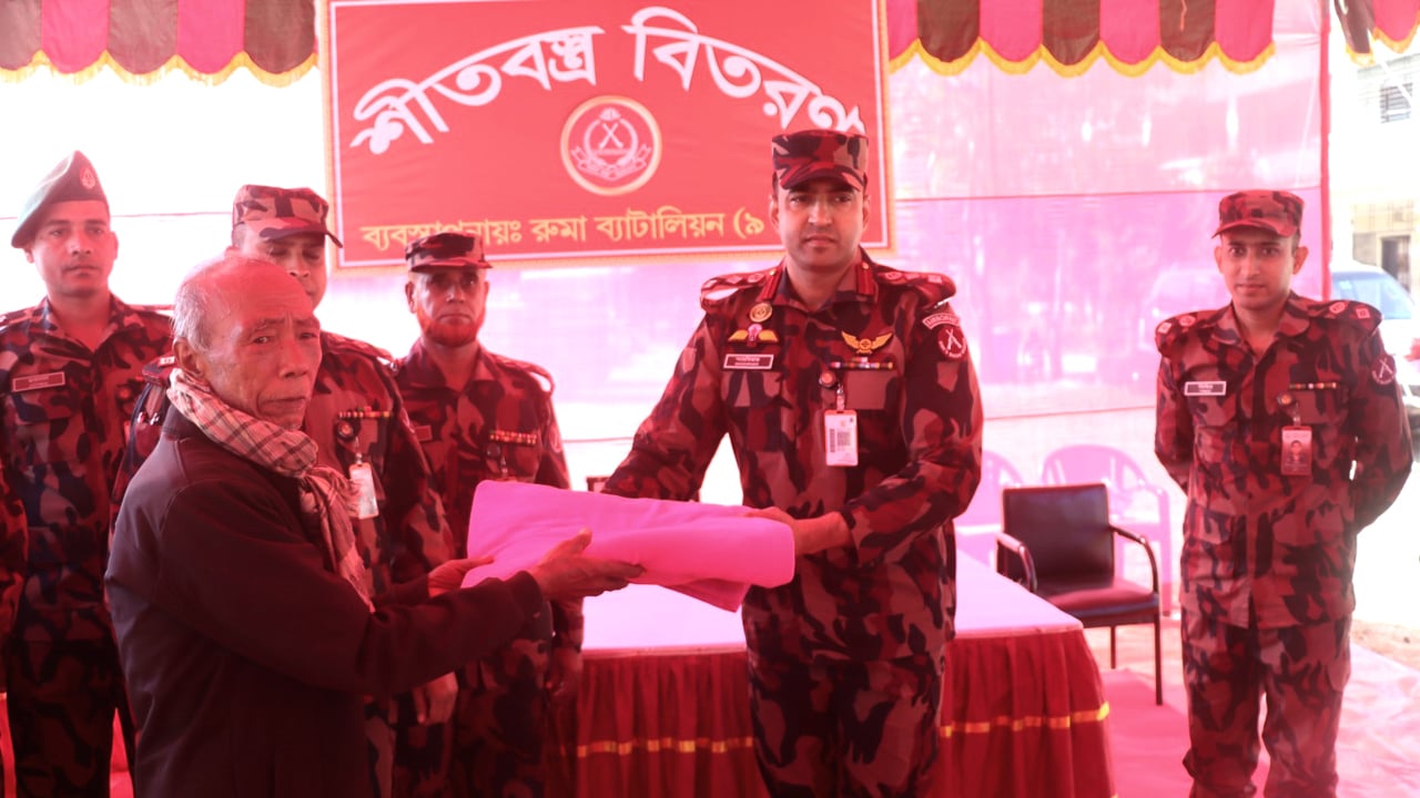 পাহাড়ে বিপর্যস্ত মানুষ, রুমায় শীতার্তদের পাশে বিজিবি