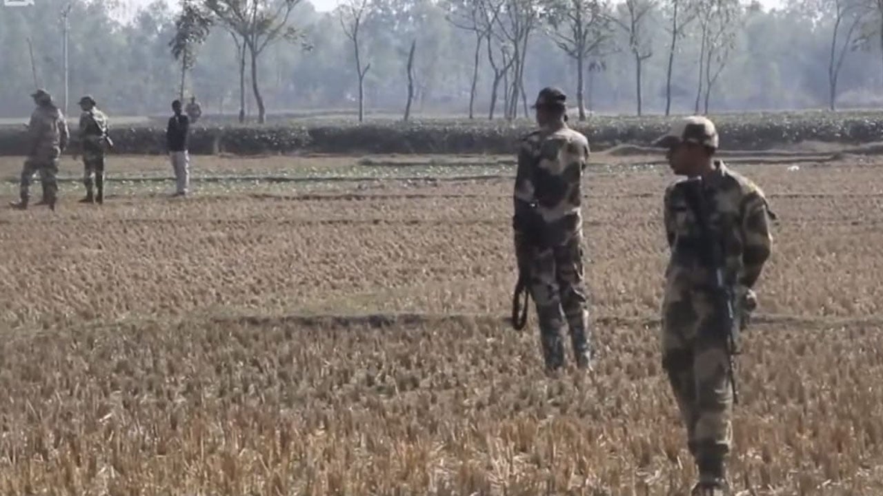 সীমান্তে বিজিবির হাতে বিএসএফ সদস্য আটক