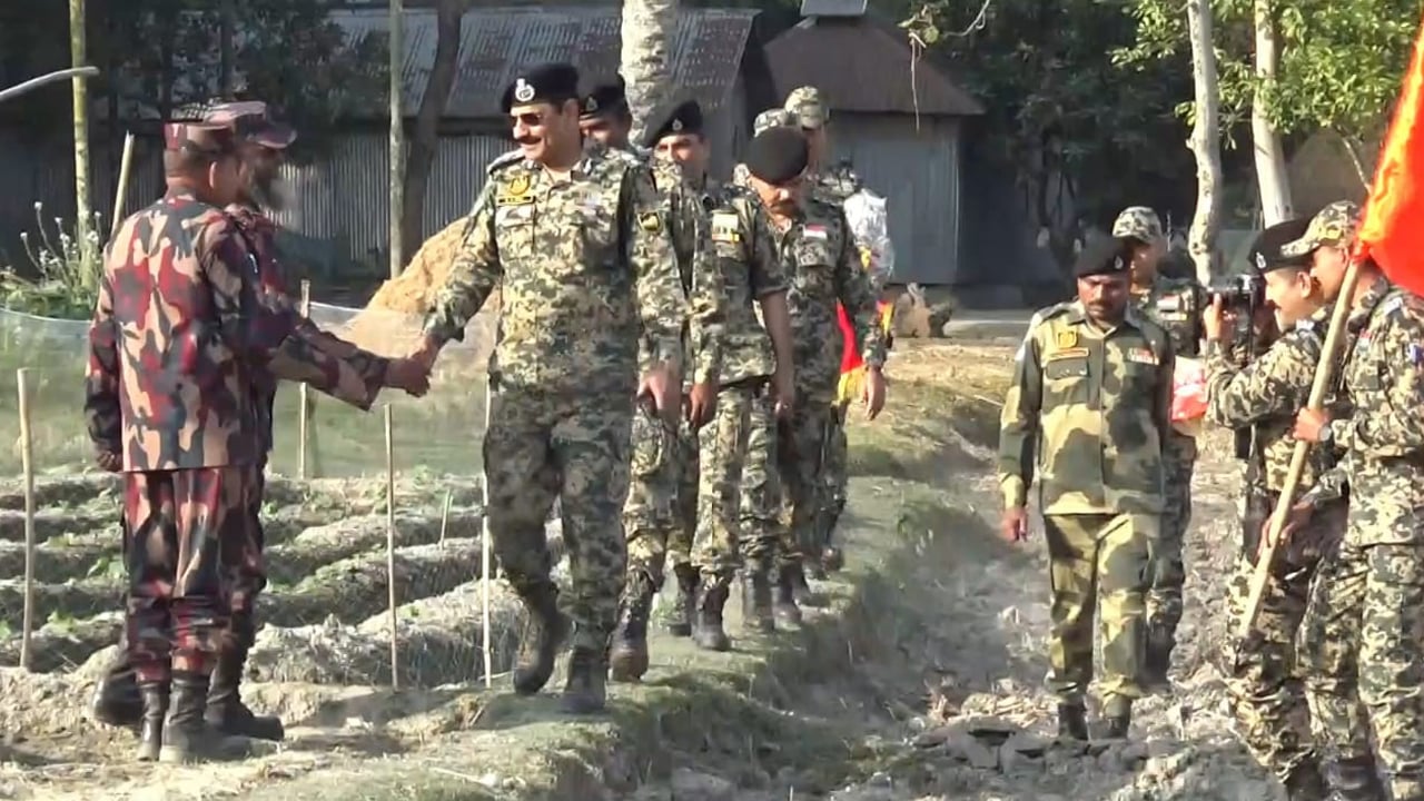 সীমান্তে নির্মাণকাজ নিয়ে তীব্র আপত্তি বিজিবির, পতাকা বৈঠক