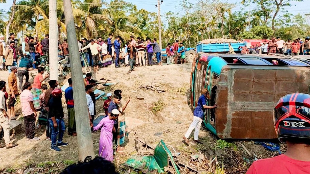 ভোলায় বাসের ধাক্কায় অটোরিকশা চালকসহ মা-ছেলে নিহত