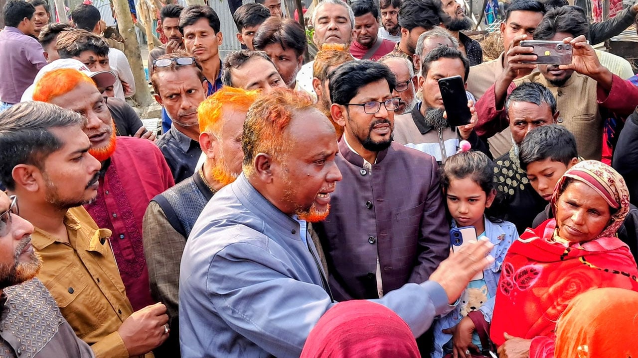 নবাবগঞ্জে অগ্নিকাণ্ডে ক্ষতিগ্রস্তদের পাশে বিএনপি