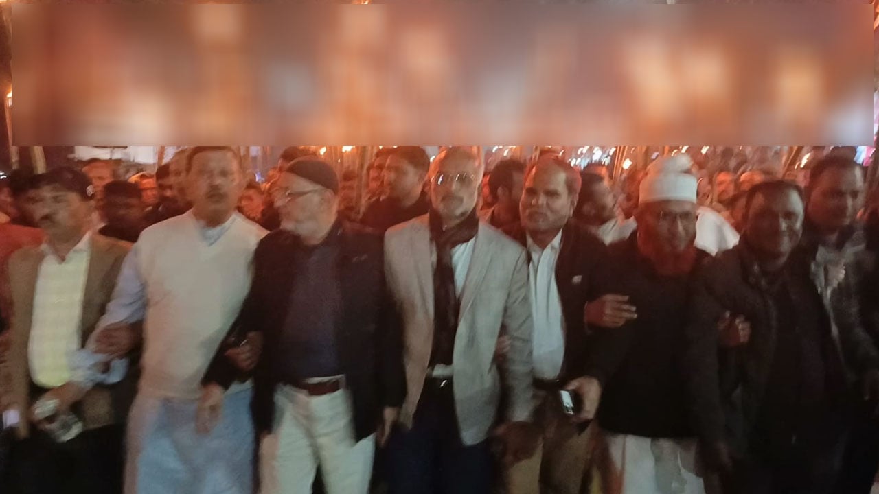 কিশোরগঞ্জে বিএনপির প্রার্থী পরিবর্তনের দাবিতে মশাল মিছিল