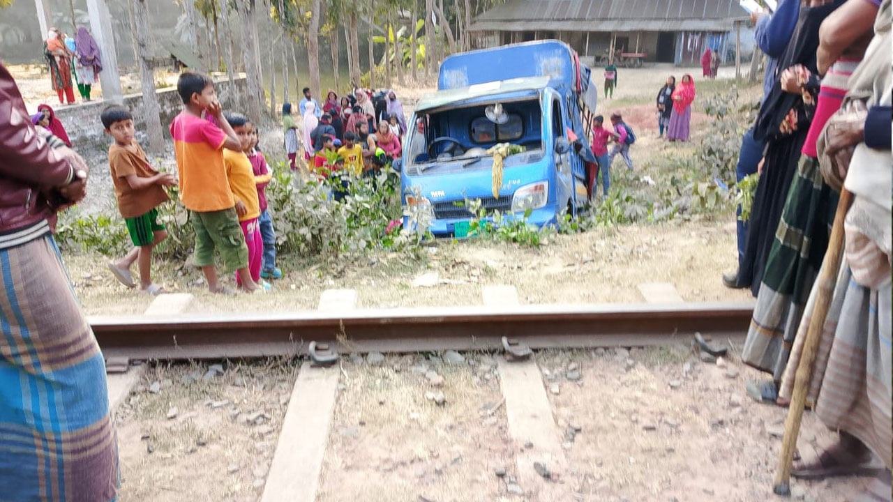 বোয়ালমারীতে পিকআপে ট্রেনের ধাক্কায় ৩ শ্রমিক নিহত, আহত ৯