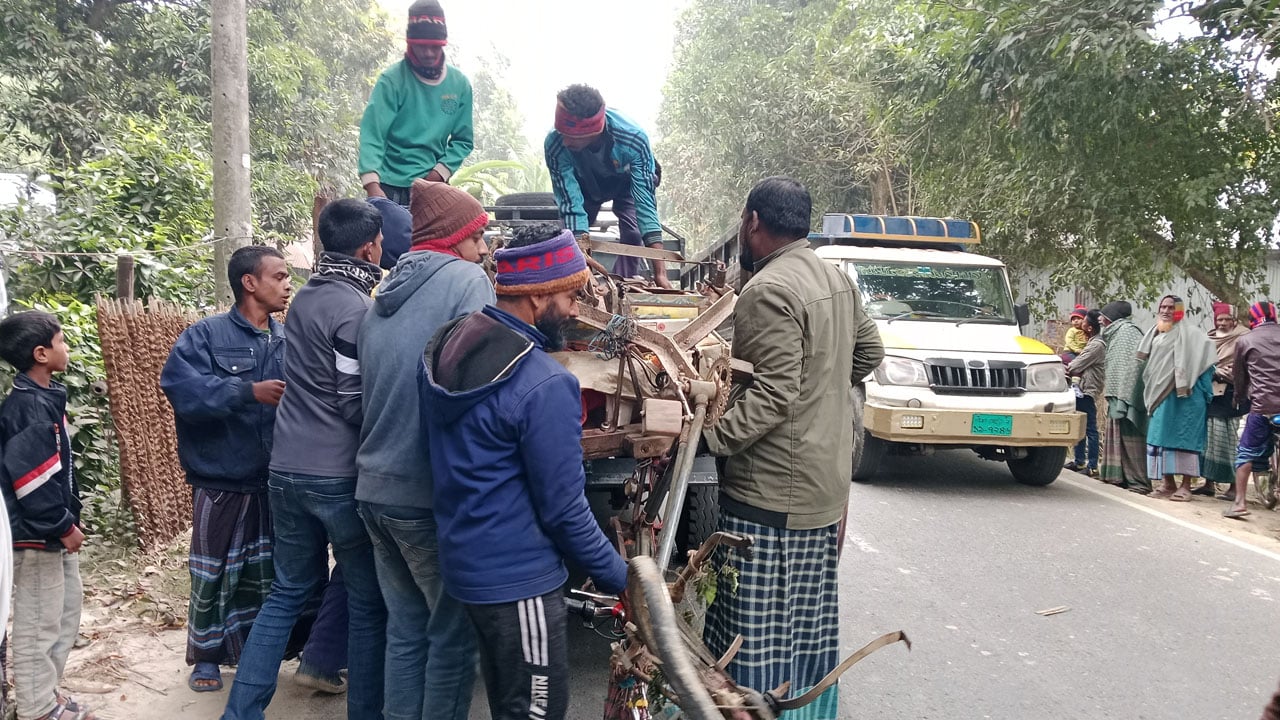 বোয়ালমারীতে পিকআপের ধাক্কায় অটোভ্যানের শ্রমিক নিহত, আহত ৫