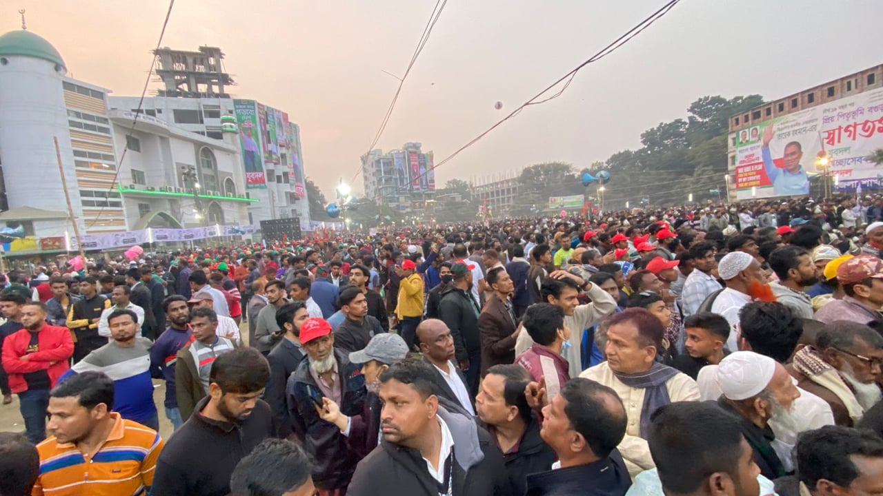 বগুড়ায় তারেক রহমানের জনসভাস্থল কানায় কানায় পূর্ণ, তিল ধারণের ঠাঁই নেই