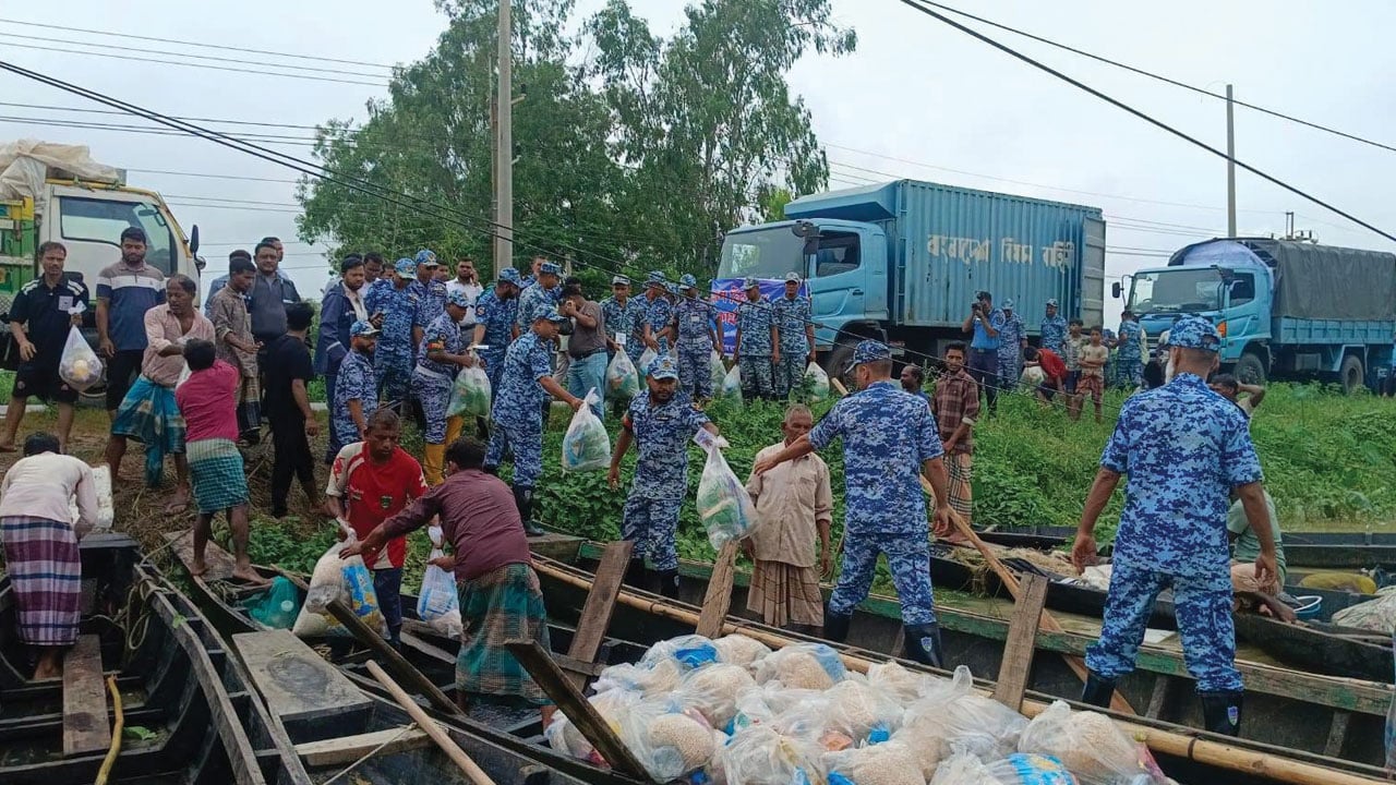 বন্যাকবলিত এলাকায় মানবিক সহায়তা দিচ্ছে বিমান বাহিনী