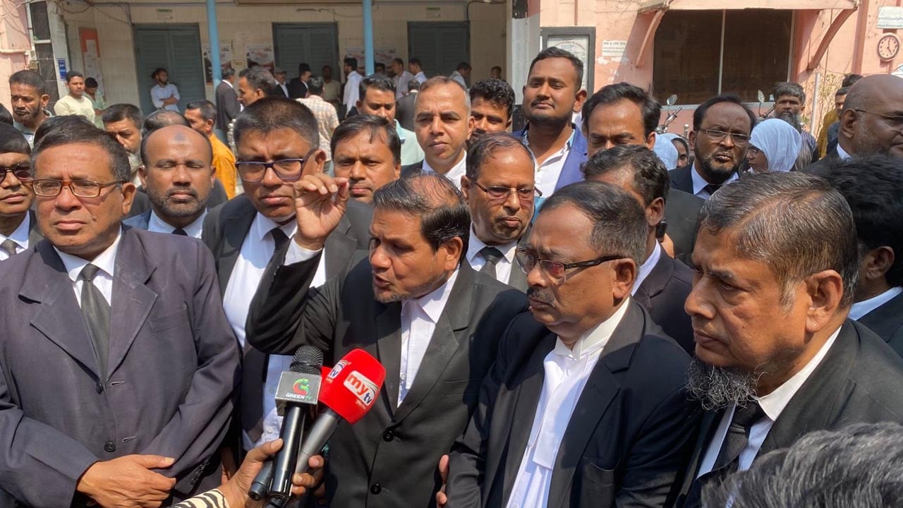 বরিশাল আইনজীবী সমিতির সভাপতিকে গ্রেপ্তারে চলছে আদালত বর্জন