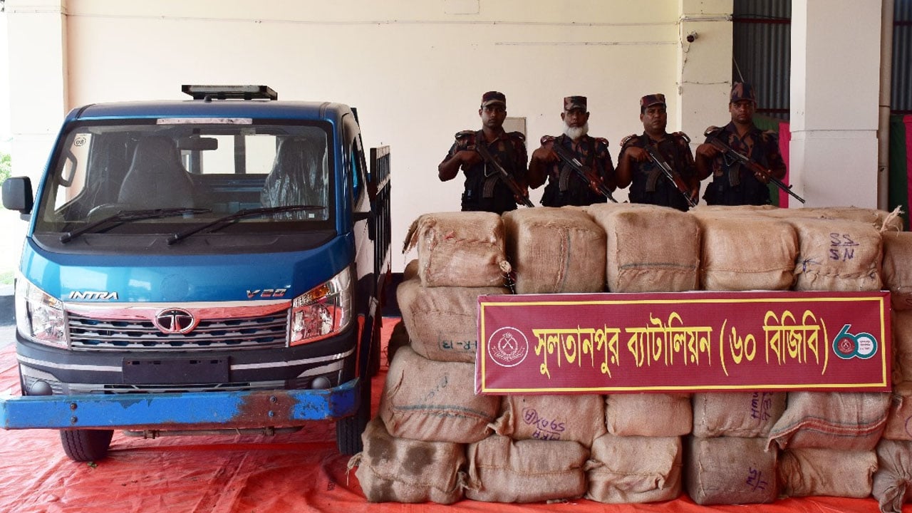 বিজিবির অভিযানে ৩ কোটি টাকার ভারতীয় শাড়িসহ জব্দ পিকআপ