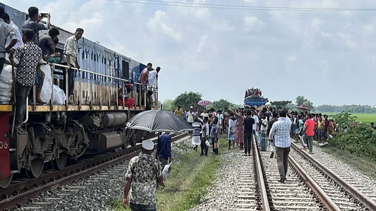 অবৈধ লেভেল ক্রসিং বন্ধের প্রতিবাদে ব্রাহ্মণবাড়িয়ায় ট্রেন আটকে বিক্ষোভ