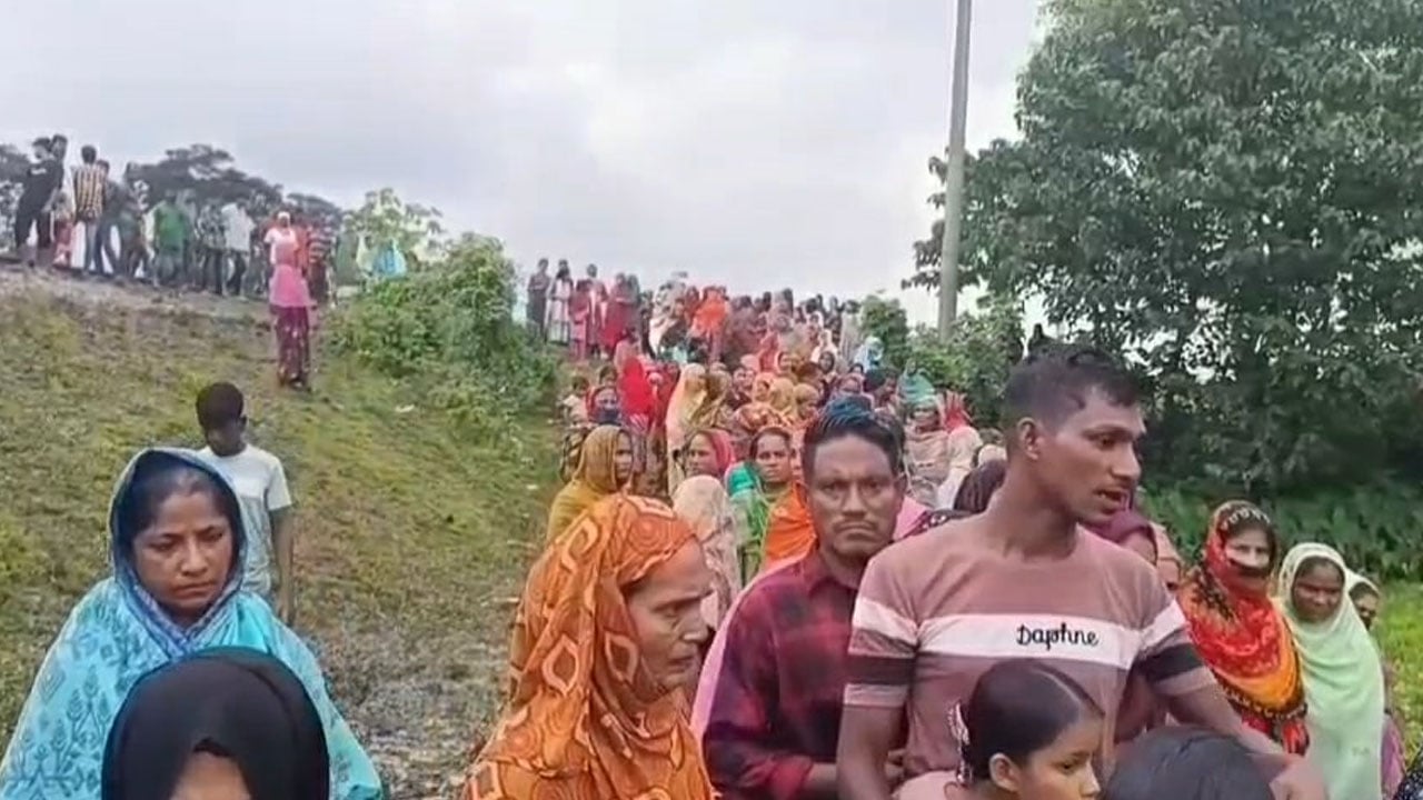ট্রেনের ধাক্কায় অটোরিকশার চালকসহ যাত্রী নিহত