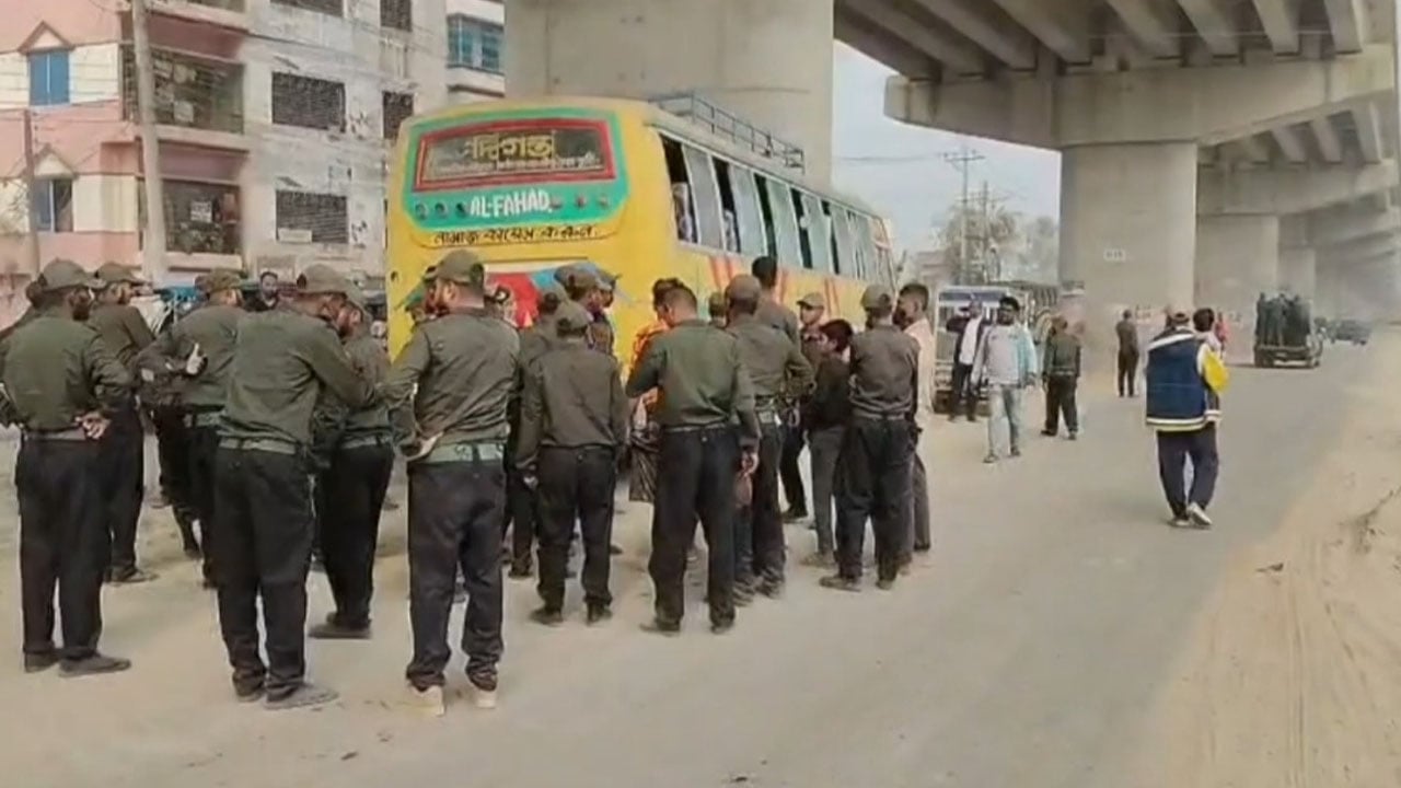 ফ্লাইওভারের পিলারে নিয়ন্ত্রণ হারিয়ে বাসের ধাক্কা, আহত ১১ আনসার সদস্য
