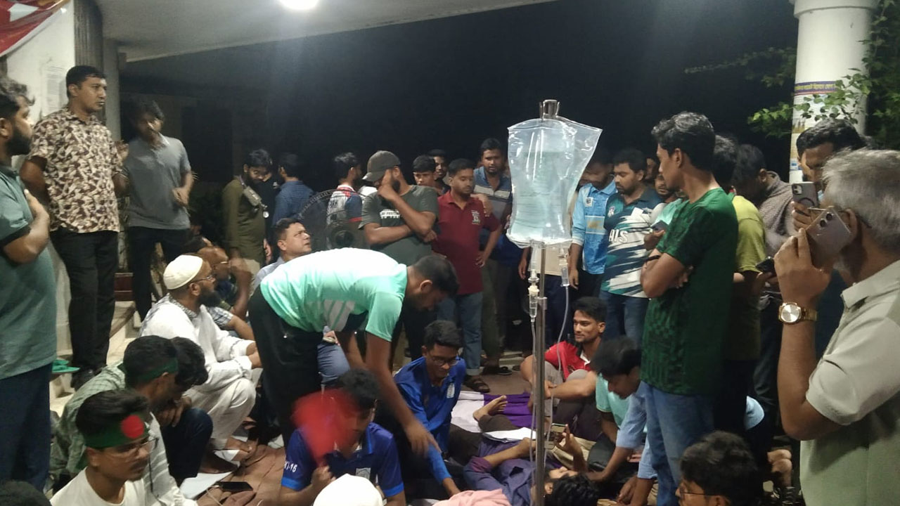 আমরণ অনশনে বেরোবির দুই শিক্ষার্থী অসুস্থ