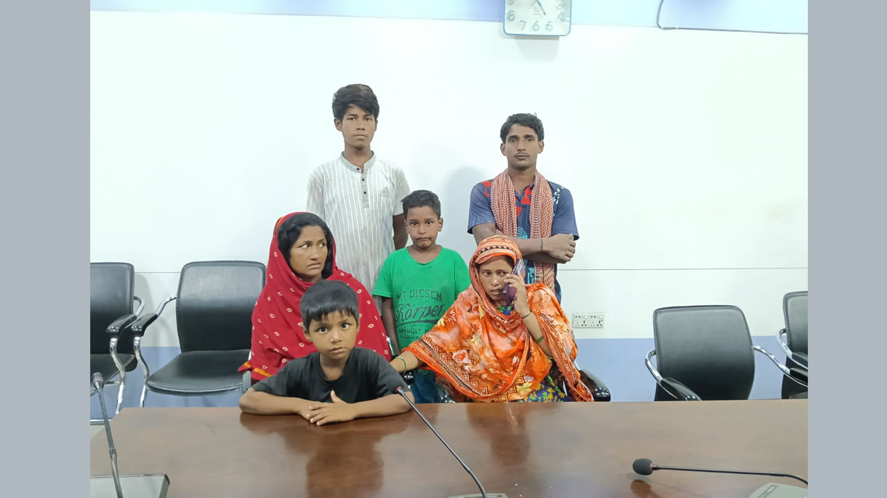 বিএসএফের ঠেলে পাঠানো ৬ ভারতীয় নাগরিক চাঁপাইনবাবগঞ্জে আটক