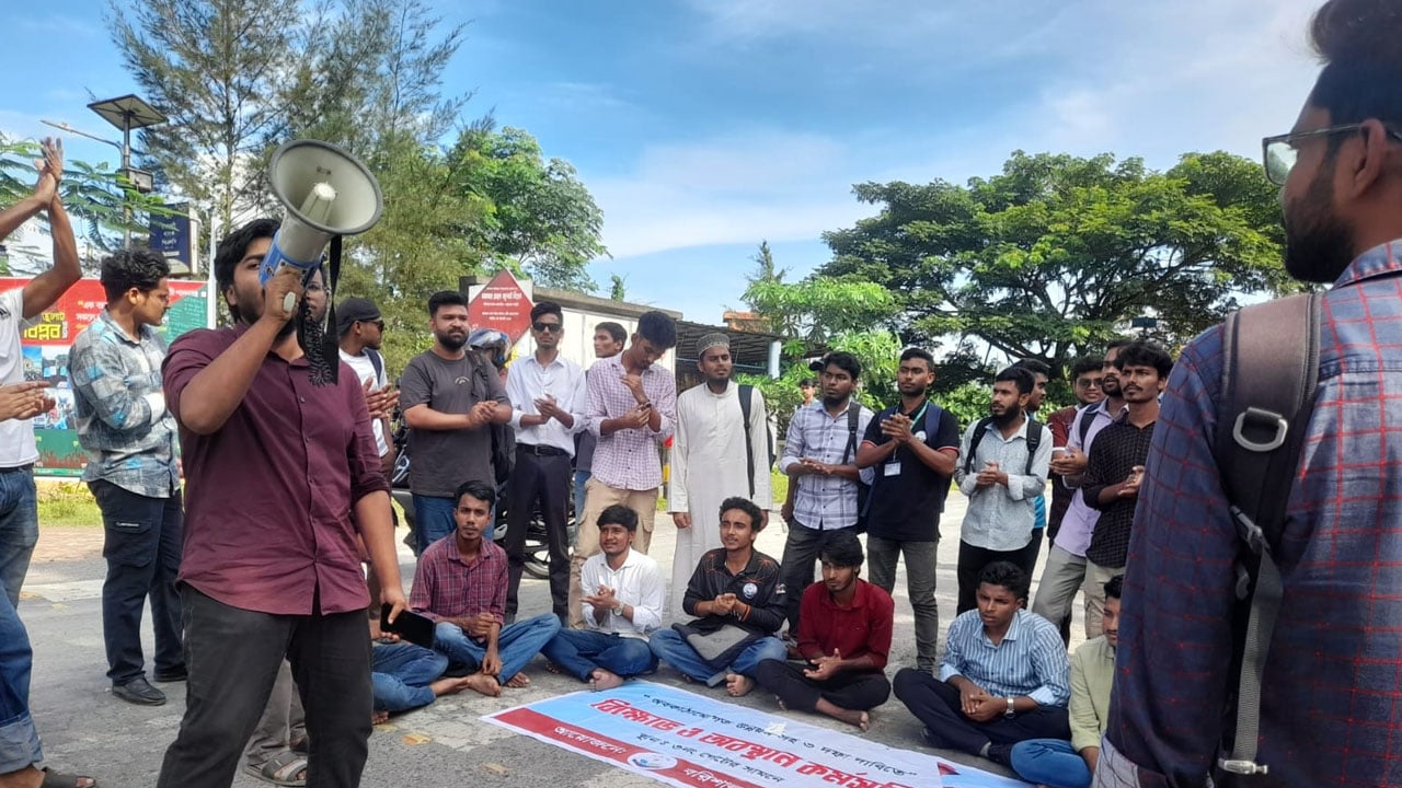 দ্বিতীয় দিনের মতো ববি শিক্ষার্থীদের ঢাকা-কুয়াকাটা মহাসড়ক অবরোধ