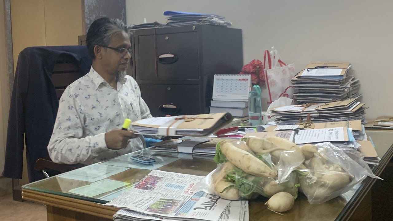 ভিসির দপ্তরে ‘মুলা’ পাঠিয়ে নীরব প্রতিবাদ ইসলামী ছাত্র আন্দোলনের