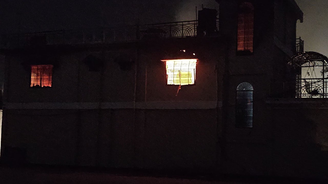 দিনাজপুরে খালিদ মাহমুদ চৌধুরী ও সাবেক দুই মেয়রের বাড়িতে আগুন