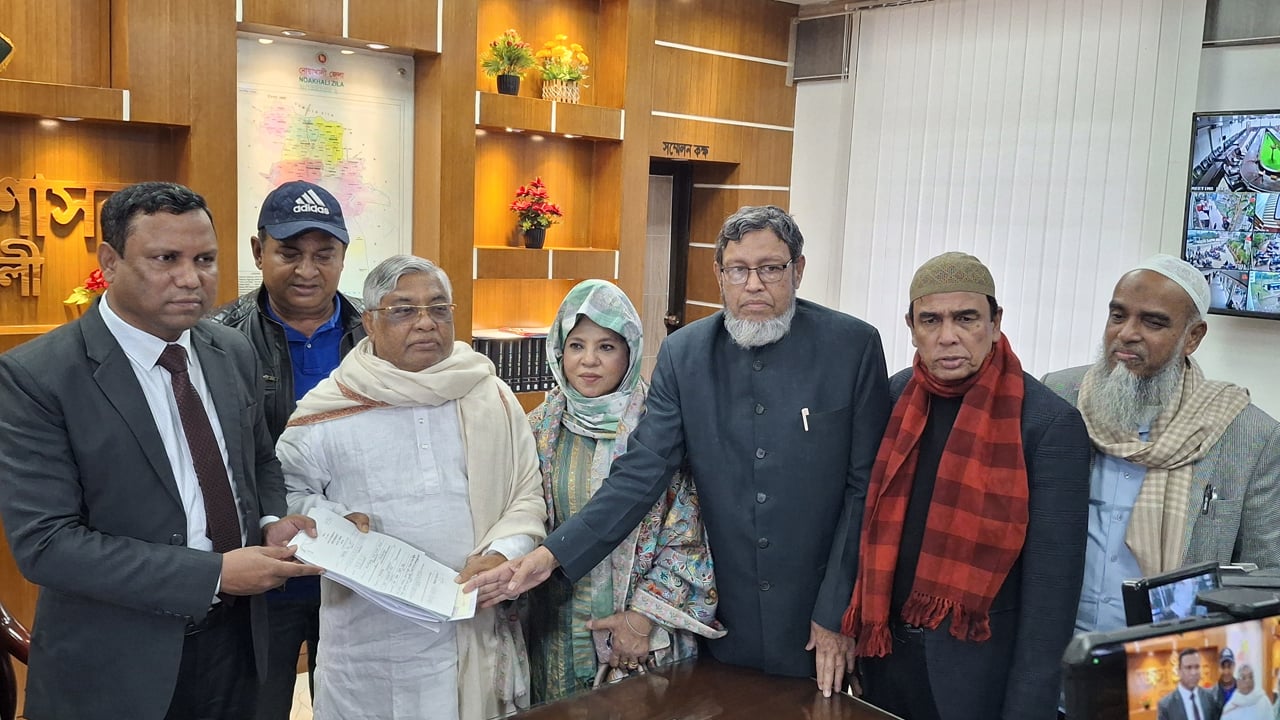 নোয়াখালী-৩ আসনে মনোনয়নপত্র জমা দিলেন বরকত উল্লাহ বুলু