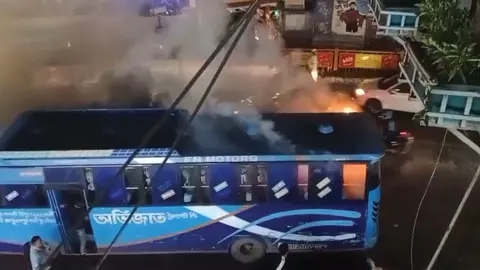 রাজধানীতে দুই বাসে আগুন