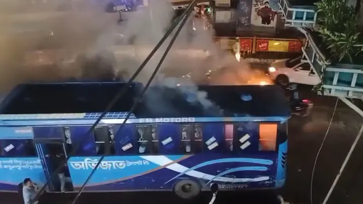 রাজধানীতে দুই বাসে আগুন