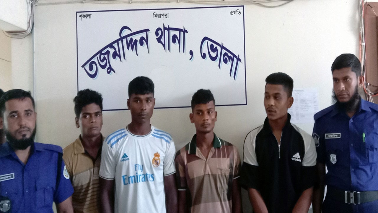 চাঁদা না পেয়ে নারী-পুরুষকে প্রকাশ্যে জুতার মালা পরিয়ে হেনস্তা, গ্রেপ্তার ৪