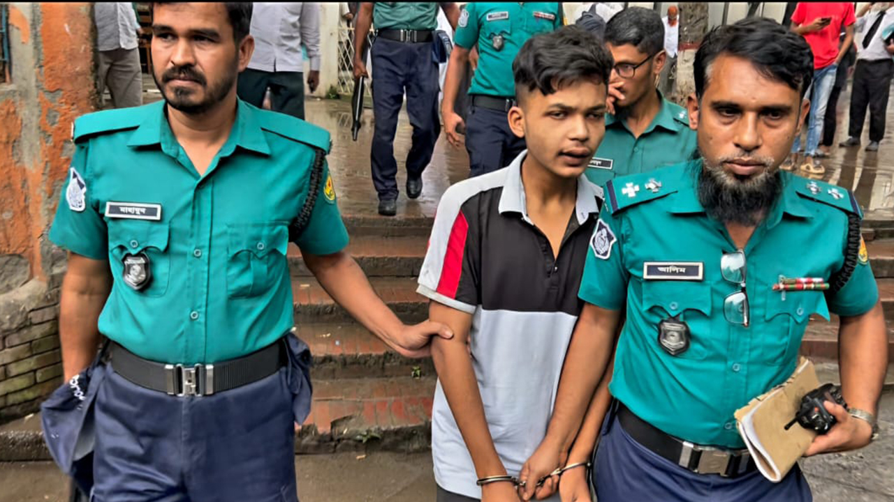 বিচারকের গাড়িতে চুরি করতে গিয়ে বিপাকে চোর