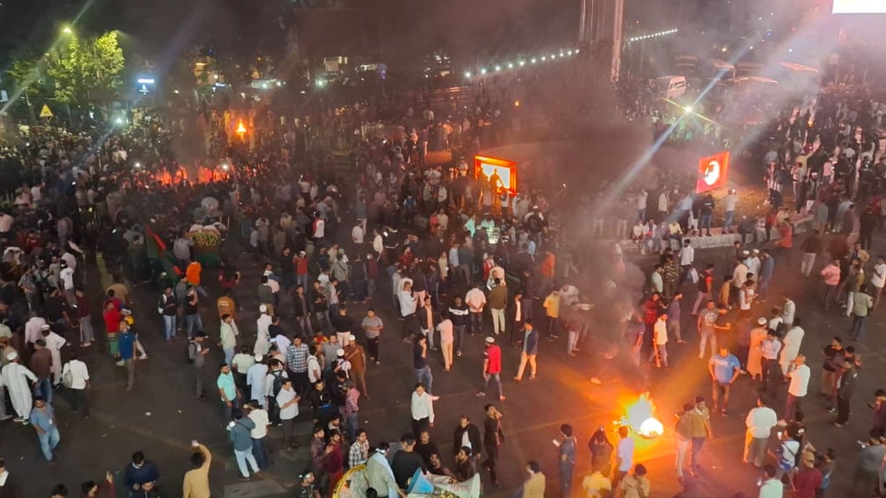 কারওয়ান বাজারে মোবাইল ব্যবসায়ীদের সড়ক অবরোধ, যান চলাচল বন্ধ