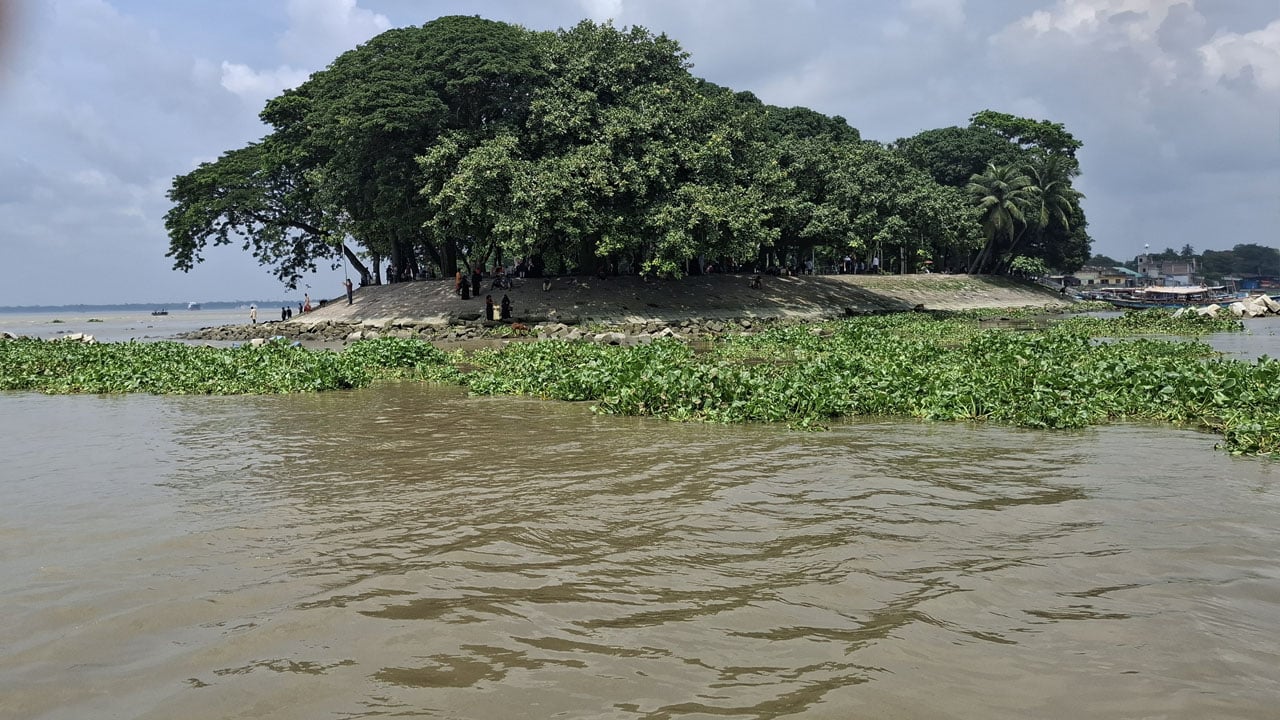 মেঘনায় ১৮ হাজার ৫০০ বস্তা সিমেন্টসহ জাহাজ ডুবি
