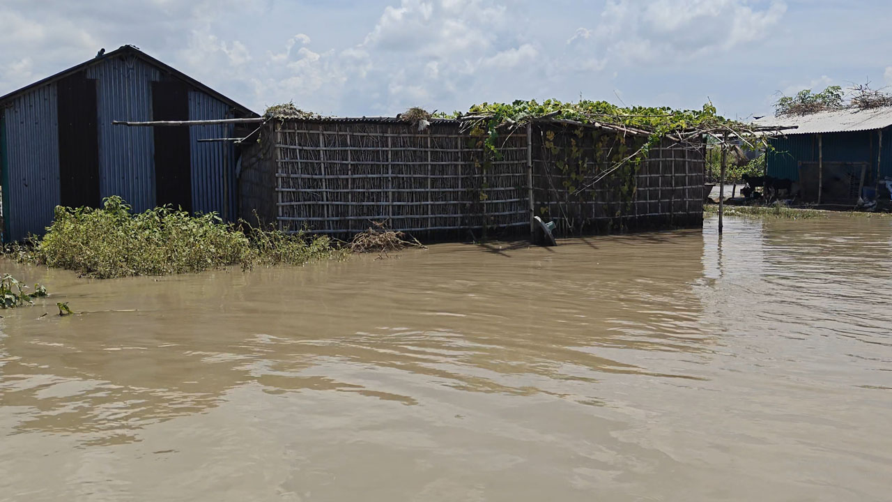 স্বাস্থ্য ও খাদ্য ঝুঁকিতে বানভাসি ১৫ হাজার পরিবার