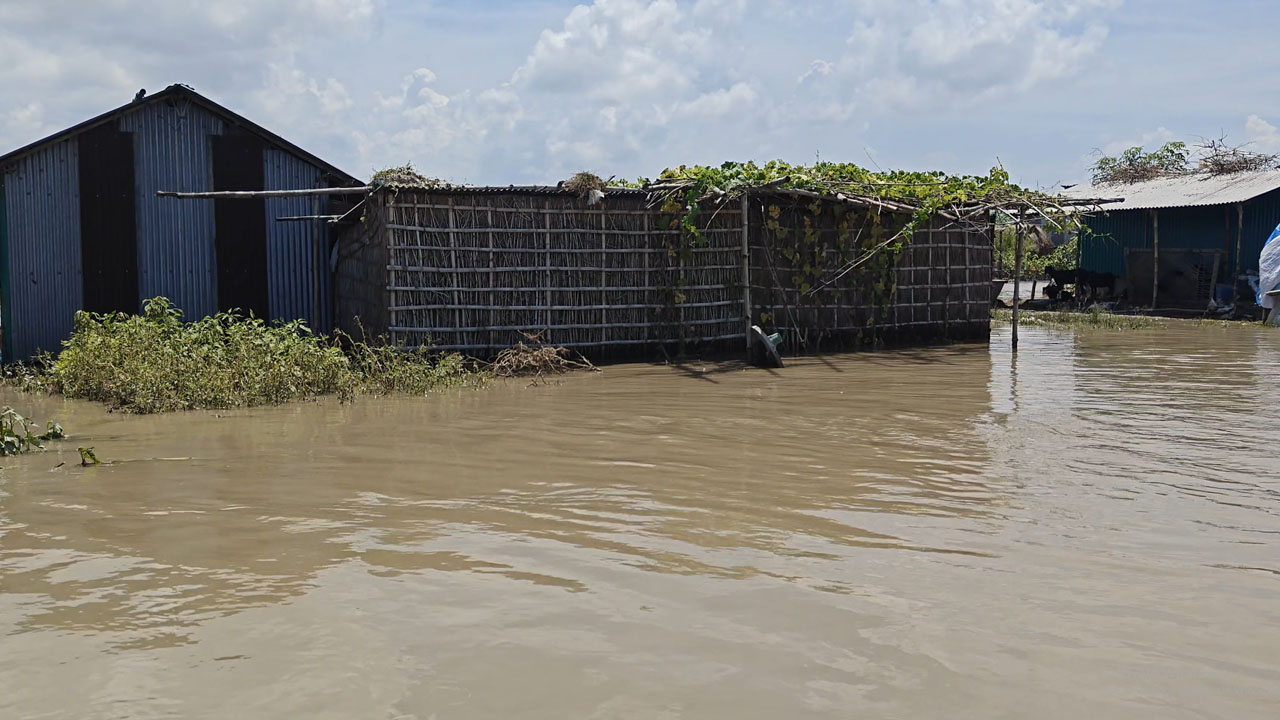 বন্যার পানি কমলেও দুর্ভোগ কমেনি, বন্ধ অর্ধশতাধিক শিক্ষাপ্রতিষ্ঠান