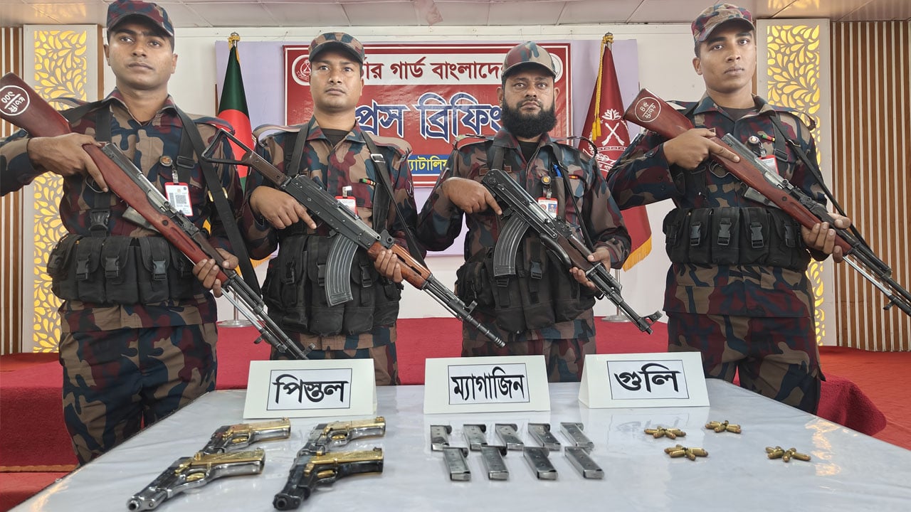 চাঁপাইনবাবগঞ্জ সীমান্তে বিদেশি অস্ত্রের চালান জব্দ