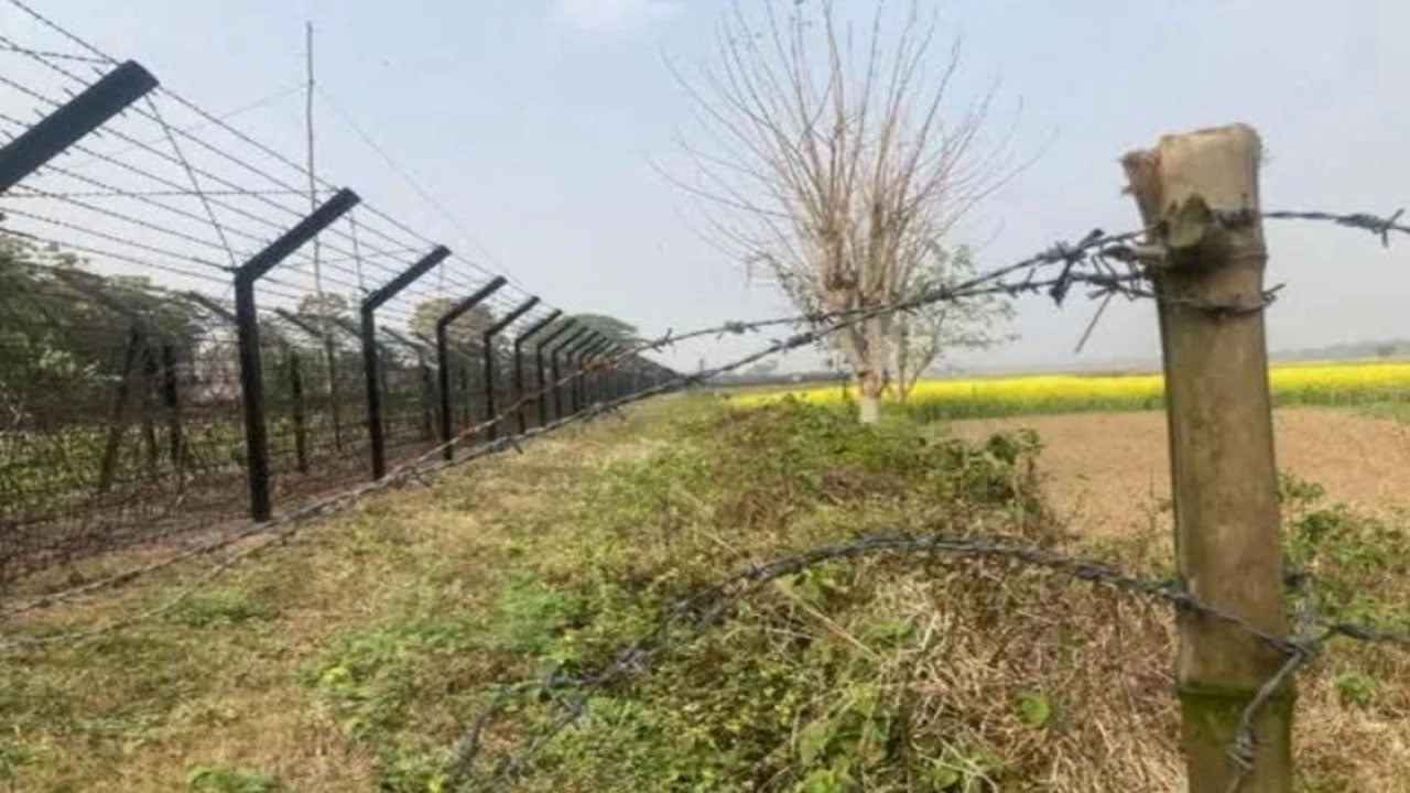 সীমান্ত থেকে বাংলাদেশি দুই যুবককে ধরে নিয়ে গেলো ভারতীয় পুলিশ